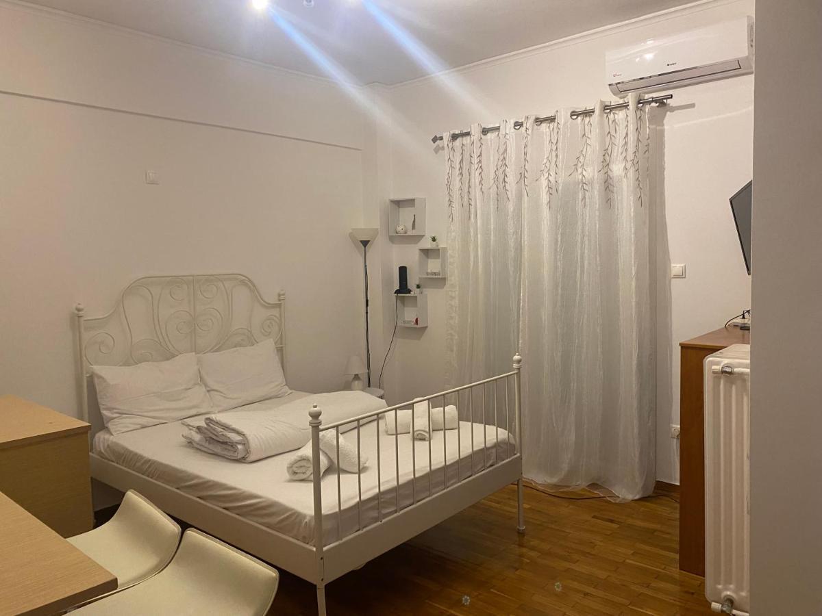 Modern, Ideally Located Studio Apartment Athen Exterior foto